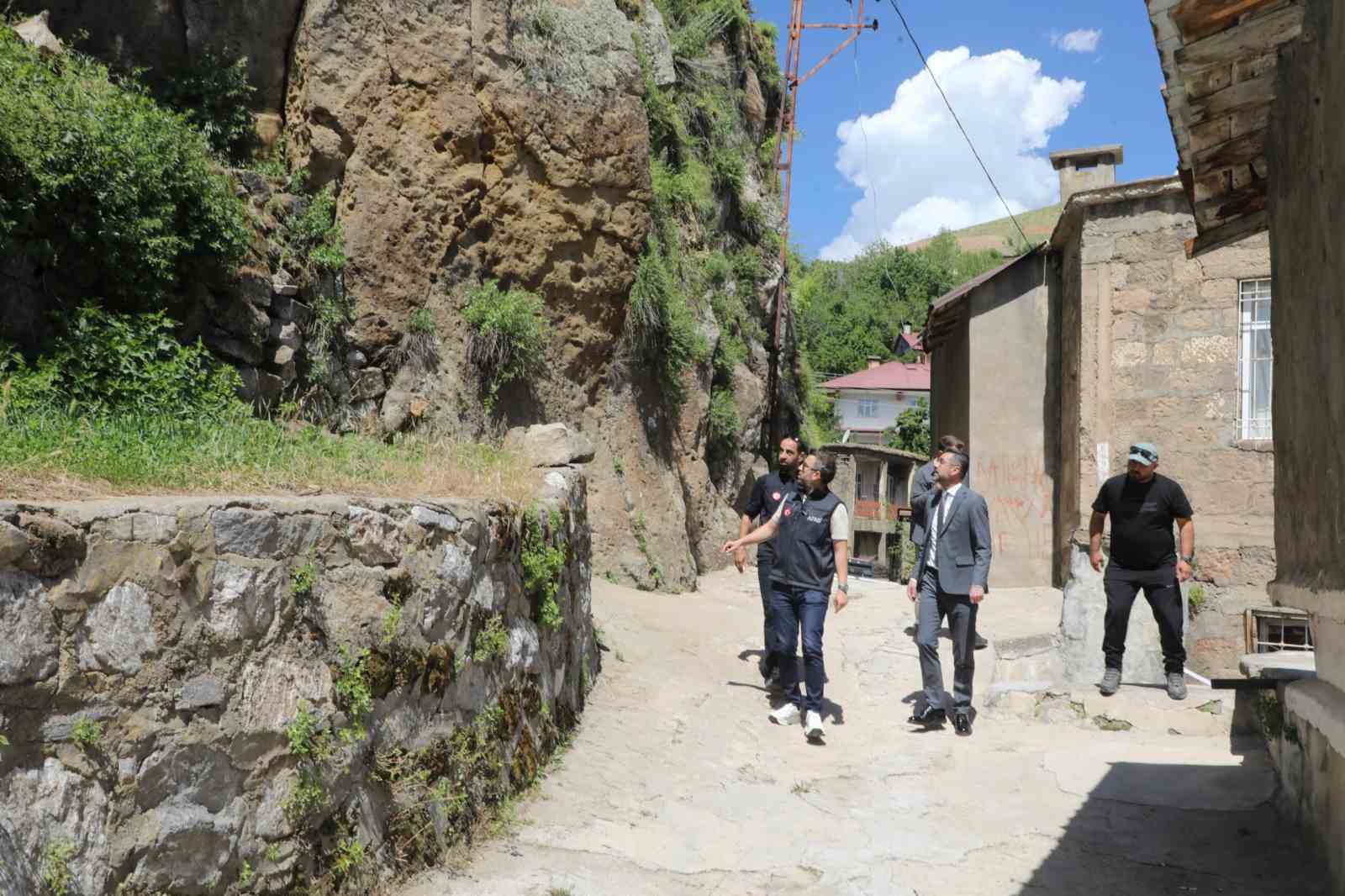 Bitlis&rsquo;te kaya d&uuml;şmelerine karşı &ccedil;elik ağlı g&uuml;venlik &ouml;nlemi
