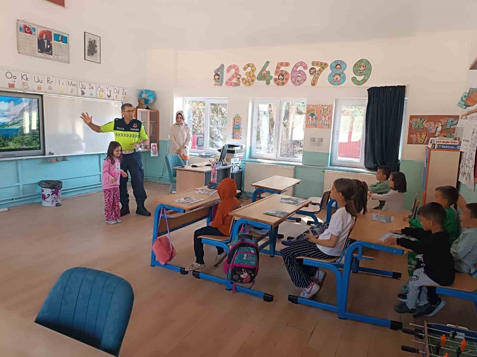 Eğirdir jandarmasından minik &ouml;ğrencilere trafik eğitimi
