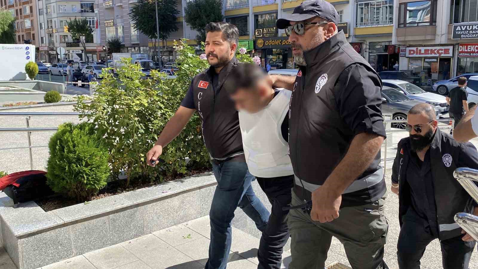 Çorum’da petshop dükkanında işlenen cinayetin 3 şüphelisi adliyeye sevk edildi