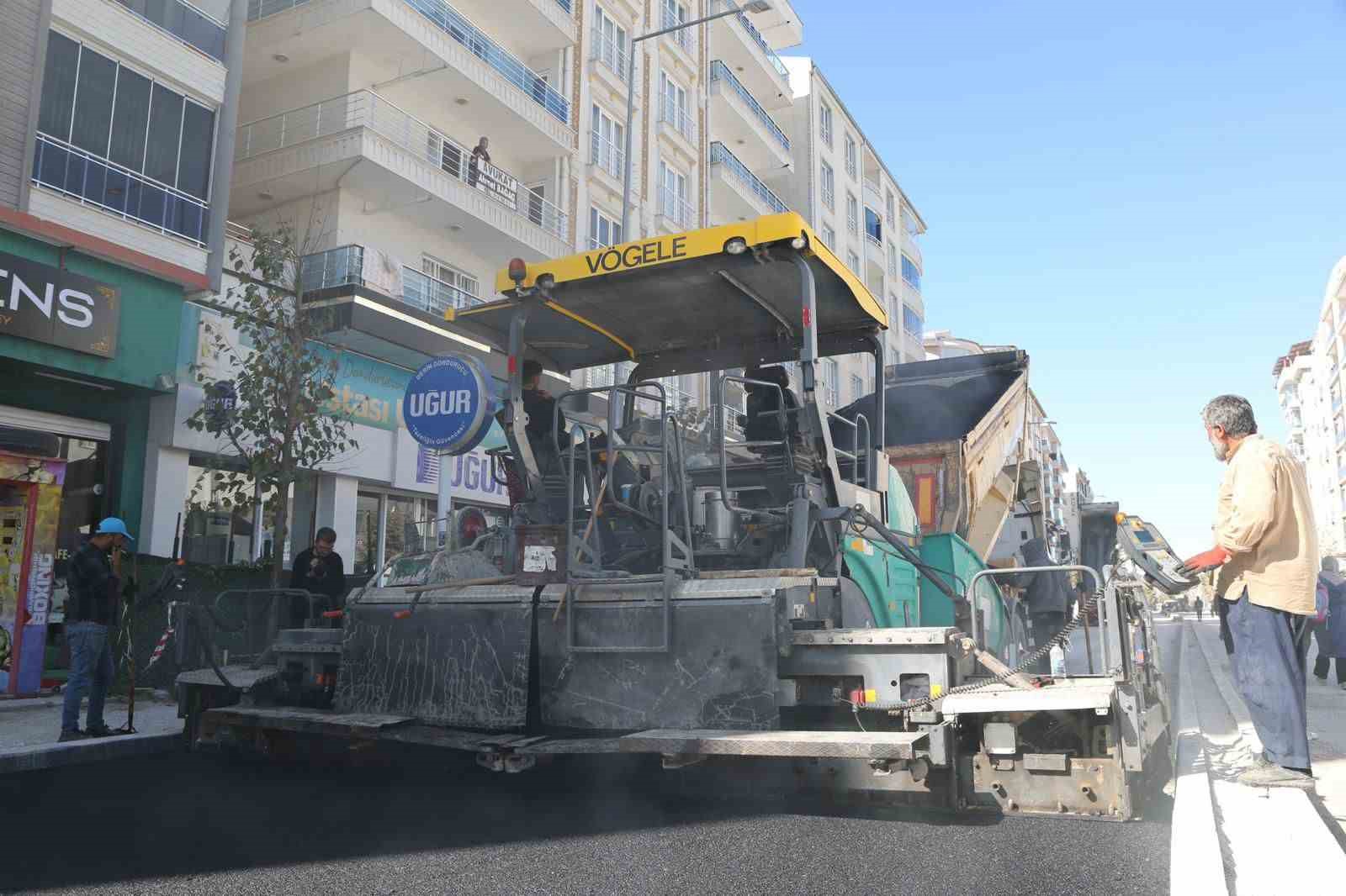 Suvaroğlu Caddesi&rsquo;nde sıcak asfalt serimi yapılıyor
