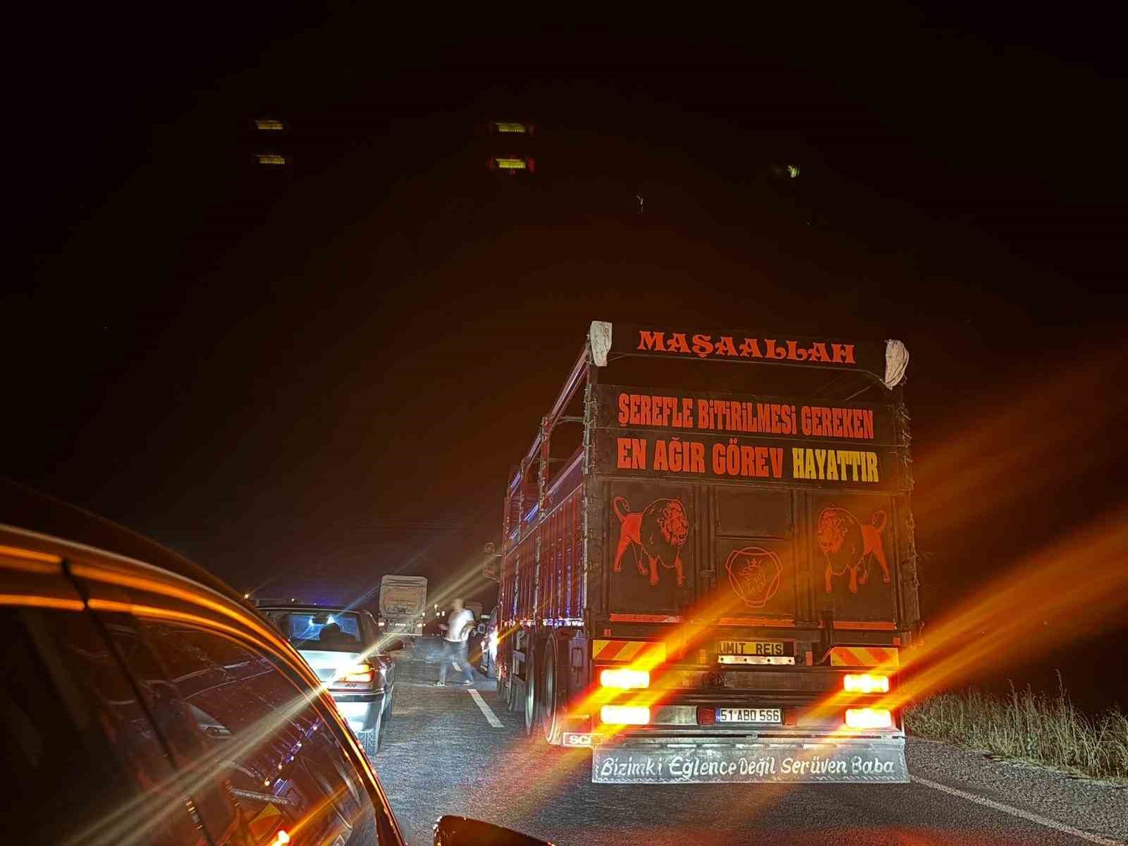 Motosiklet seyir halindeki tıra çarptı: 2 yaralı