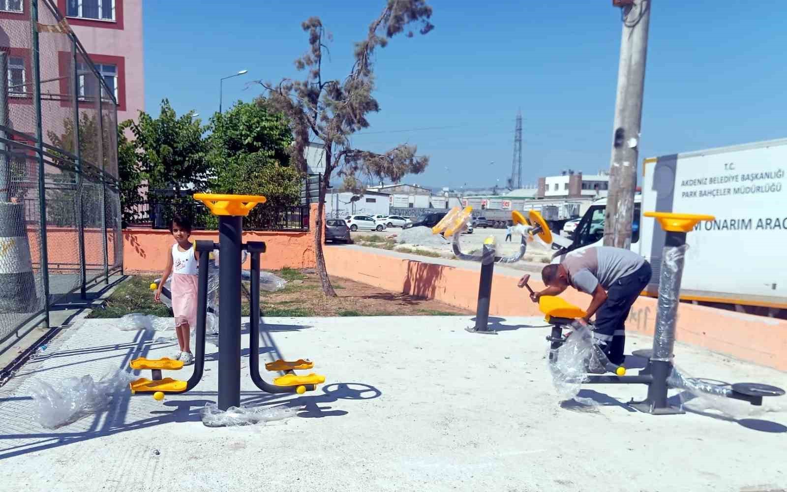Mersin’de çocuk oyun parklarının eksikleri gideriliyor, yeşil alanlara bakım yapılıyor