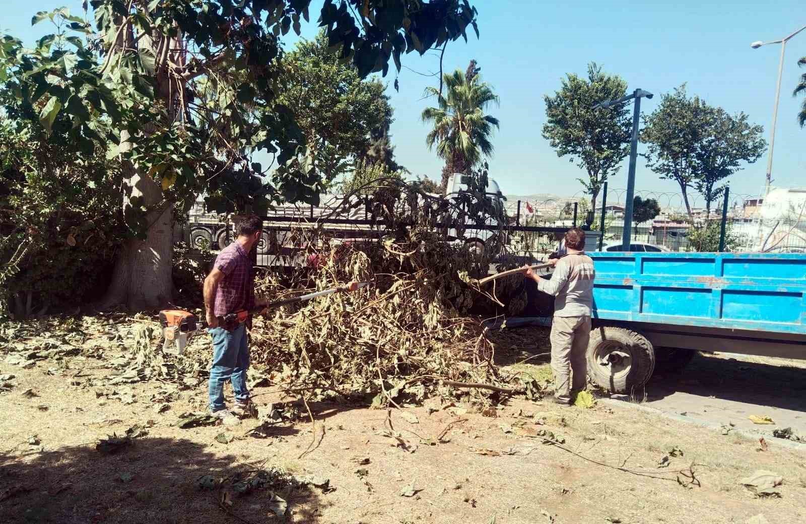 Mersin’de çocuk oyun parklarının eksikleri gideriliyor, yeşil alanlara bakım yapılıyor