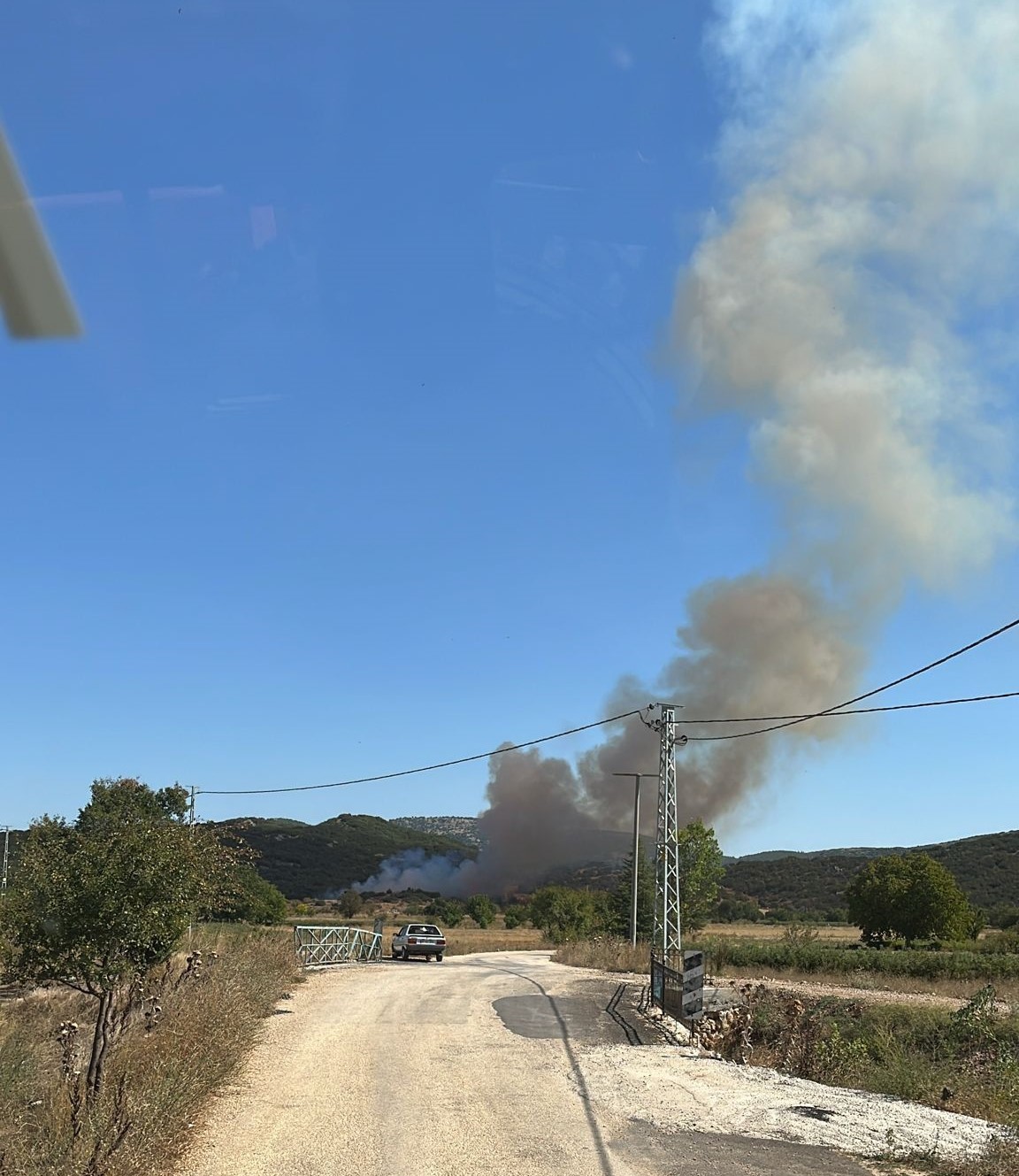 Burdur&rsquo;da tarlada &ccedil;ıkan yangın ormanlık alana sı&ccedil;radı
