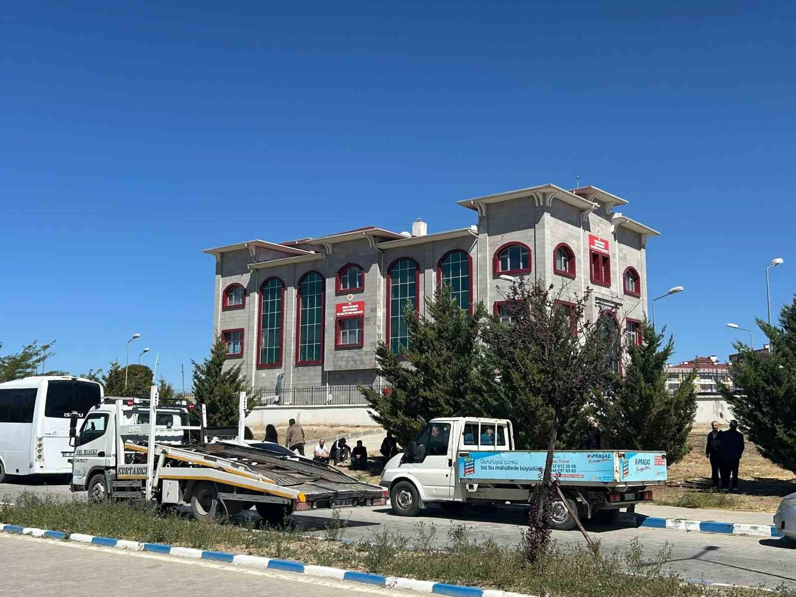 Barışmaya giderken öldürülen anne ve oğulları defnedildi