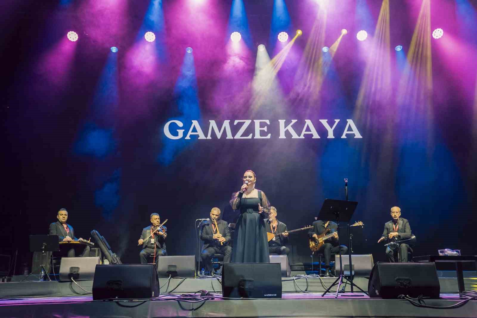 Bitlis&rsquo;te &rsquo;Bir Anadolu Şenliği&rsquo; konser ve tiyatrolarla devam ediyor
