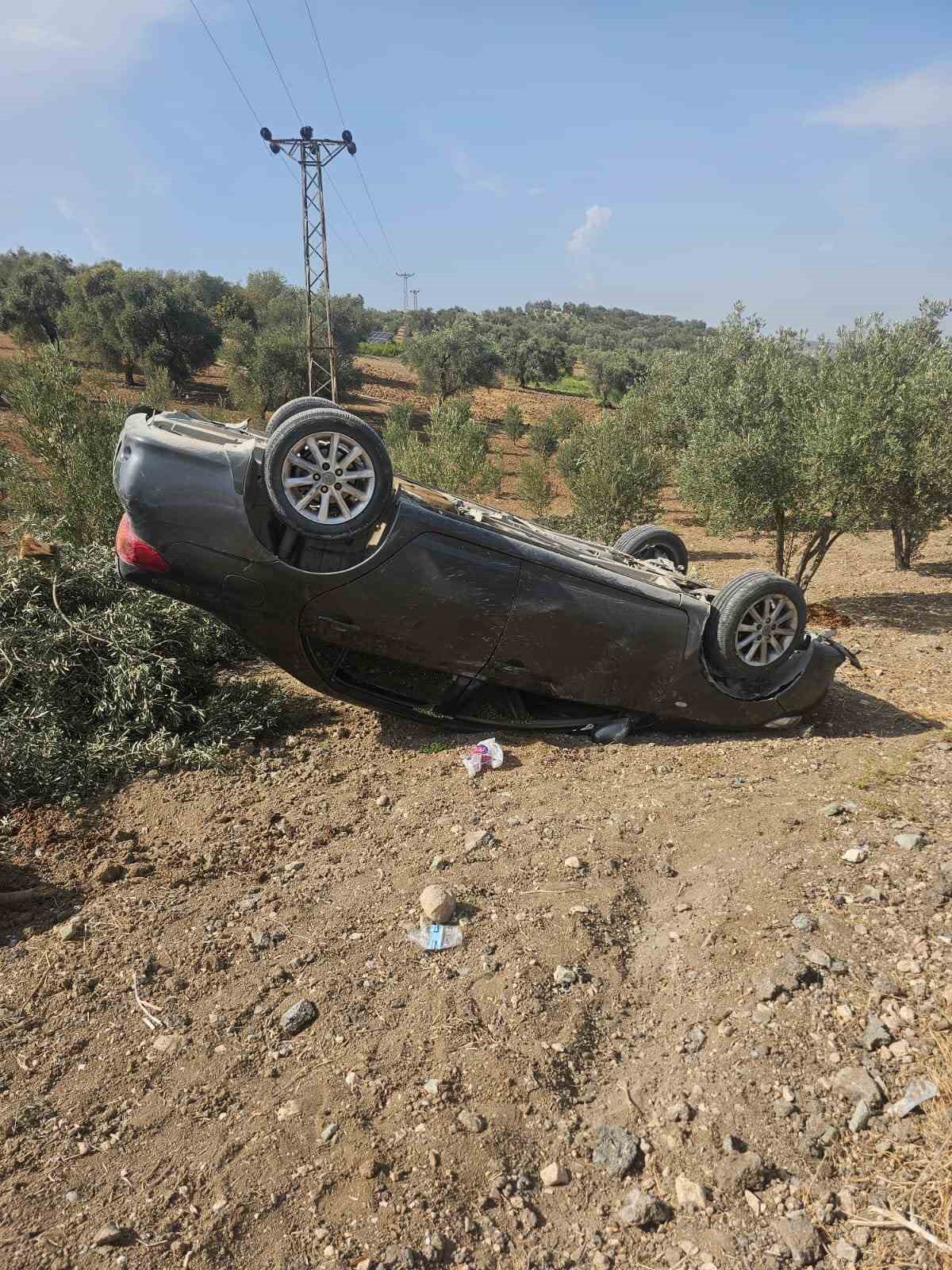 Hatay’da zeytin bahçesine uçan otomobildeki 3 kişi yaralandı