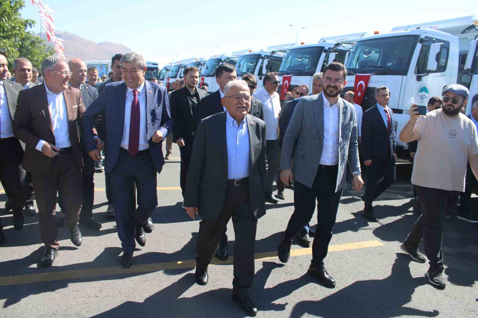 Başkan B&uuml;y&uuml;kkılı&ccedil;: "Başkaları sanat&ccedil;ılara harcar, bizimkiler de şehrimizde hizmette harcarlar"
