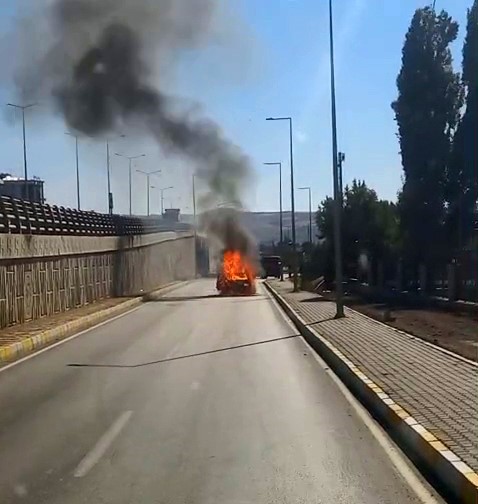 Hareket halindeki ara&ccedil; alev aldı, s&uuml;r&uuml;c&uuml; yaralandı
