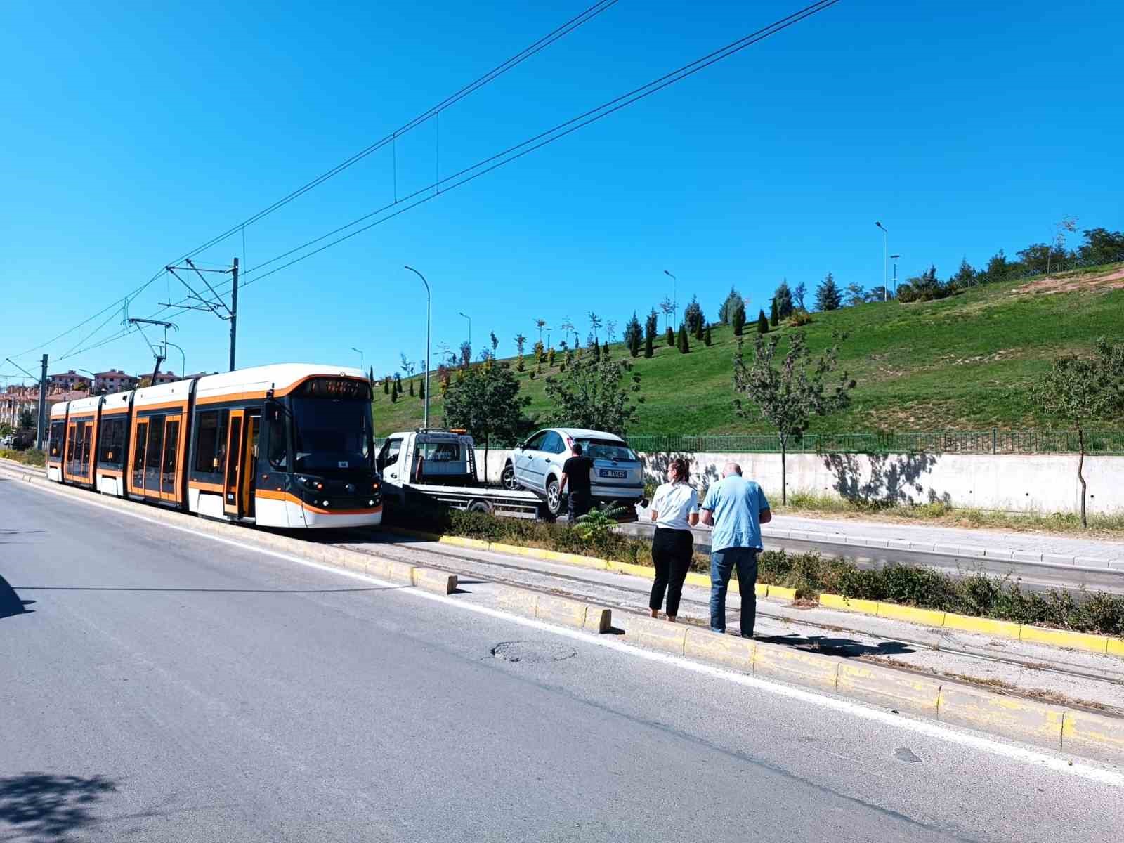 Kontrolden &ccedil;ıkan otomobil tramvay yoluna girdi, seferler aksadı
