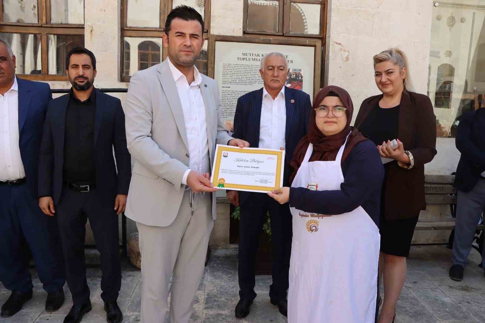 Şanlıurfa’da yöresel yemek eğitimi alan kursiyerlere sertifika verildi