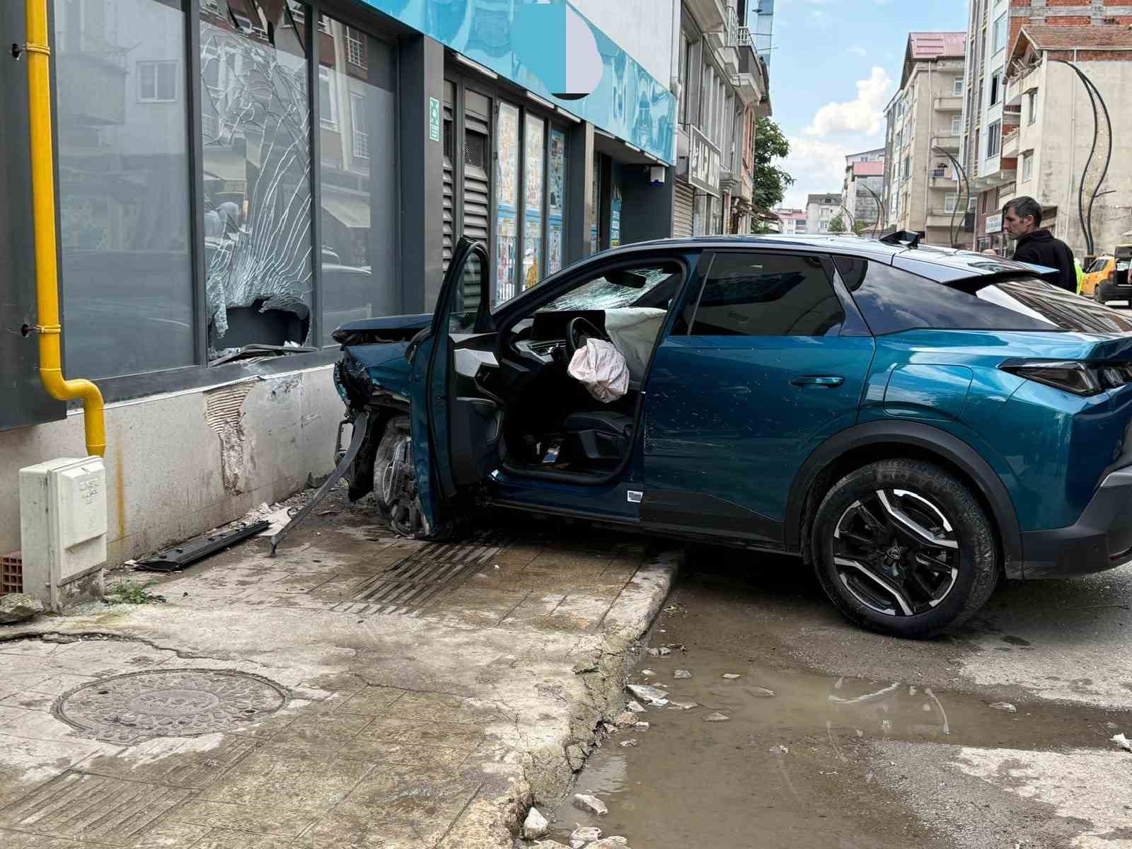 Samsun’da kontrolden çıkan otomobil, park halindeki araçlara çarptı: 1 yaralı