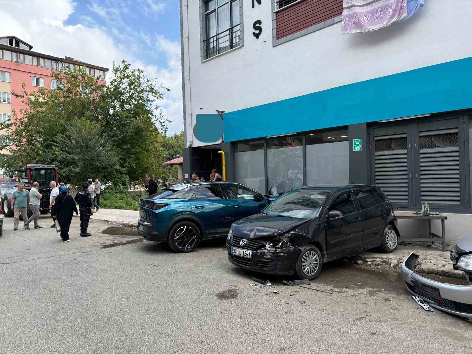 Samsun&rsquo;da kontrolden &ccedil;ıkan otomobil, park halindeki ara&ccedil;lara &ccedil;arptı: 1 yaralı
