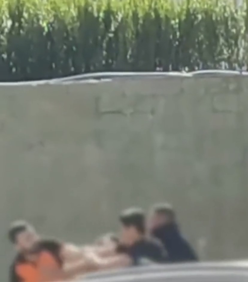 Cadde ortasında sopalı bıçaklı kavga: 3 yaralı