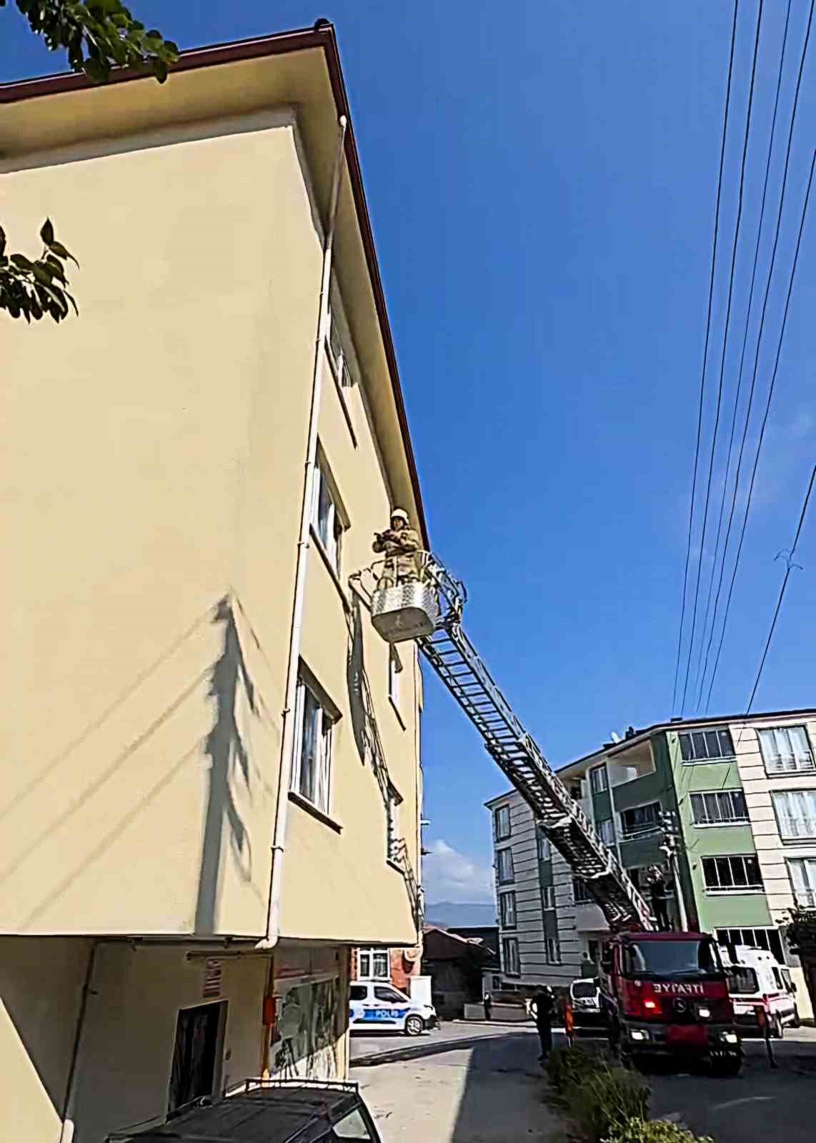 Lavaboda fenalaşan şahıs, evin camı kırılarak kurtarıldı