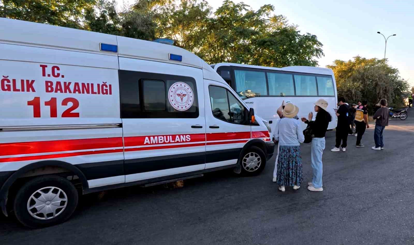 Turistleri taşıyan midib&uuml;se tır &ccedil;arptı: 5 turist yaralı
