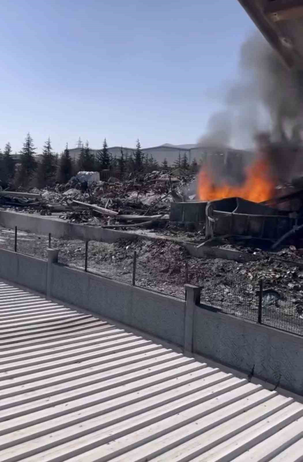 Niğde OSB’deki fabrika yangınının ardından yanıcı hammaddeler yeniden tutuşuyor
