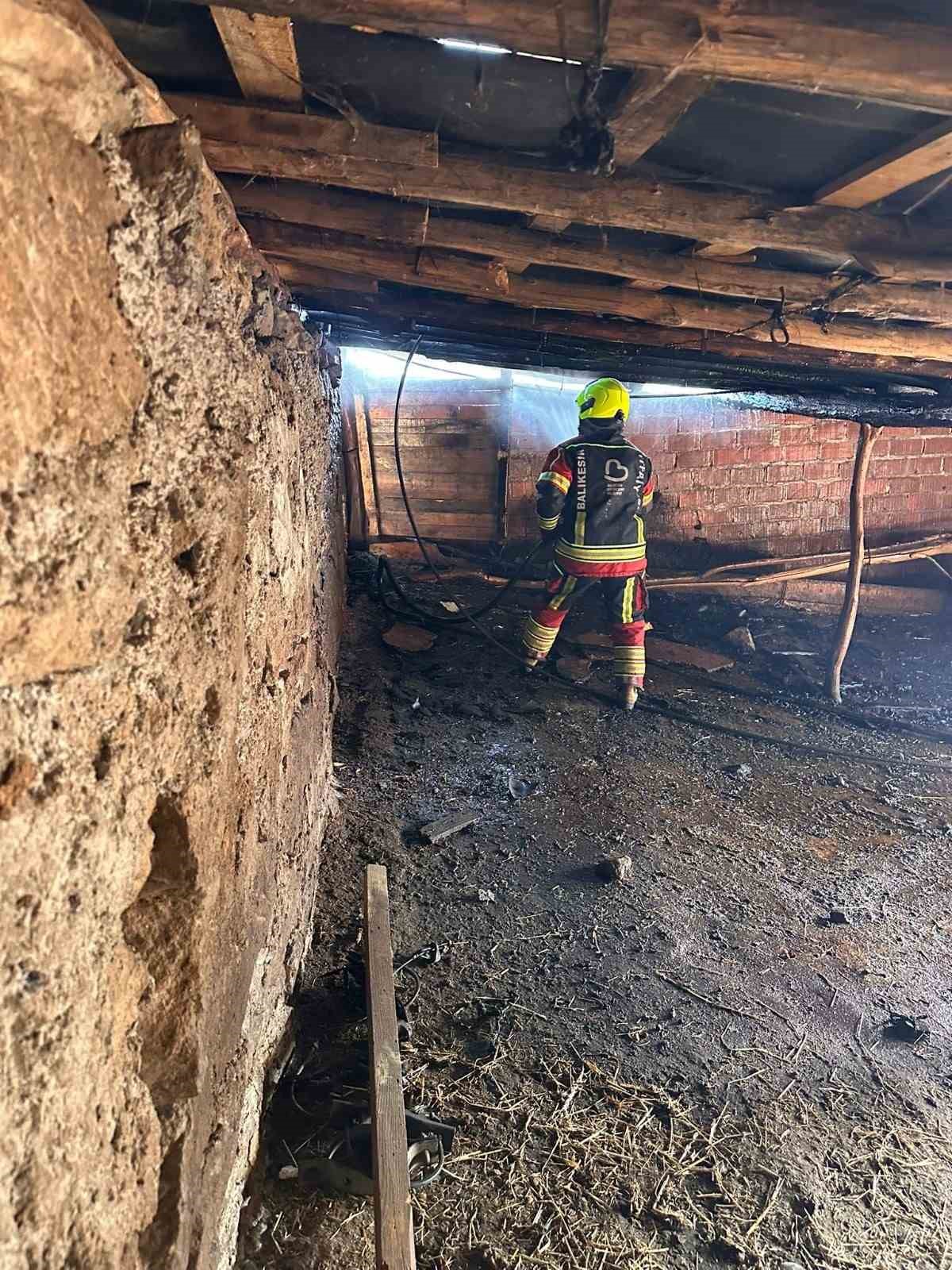 Sındırgı’da ahır yangını