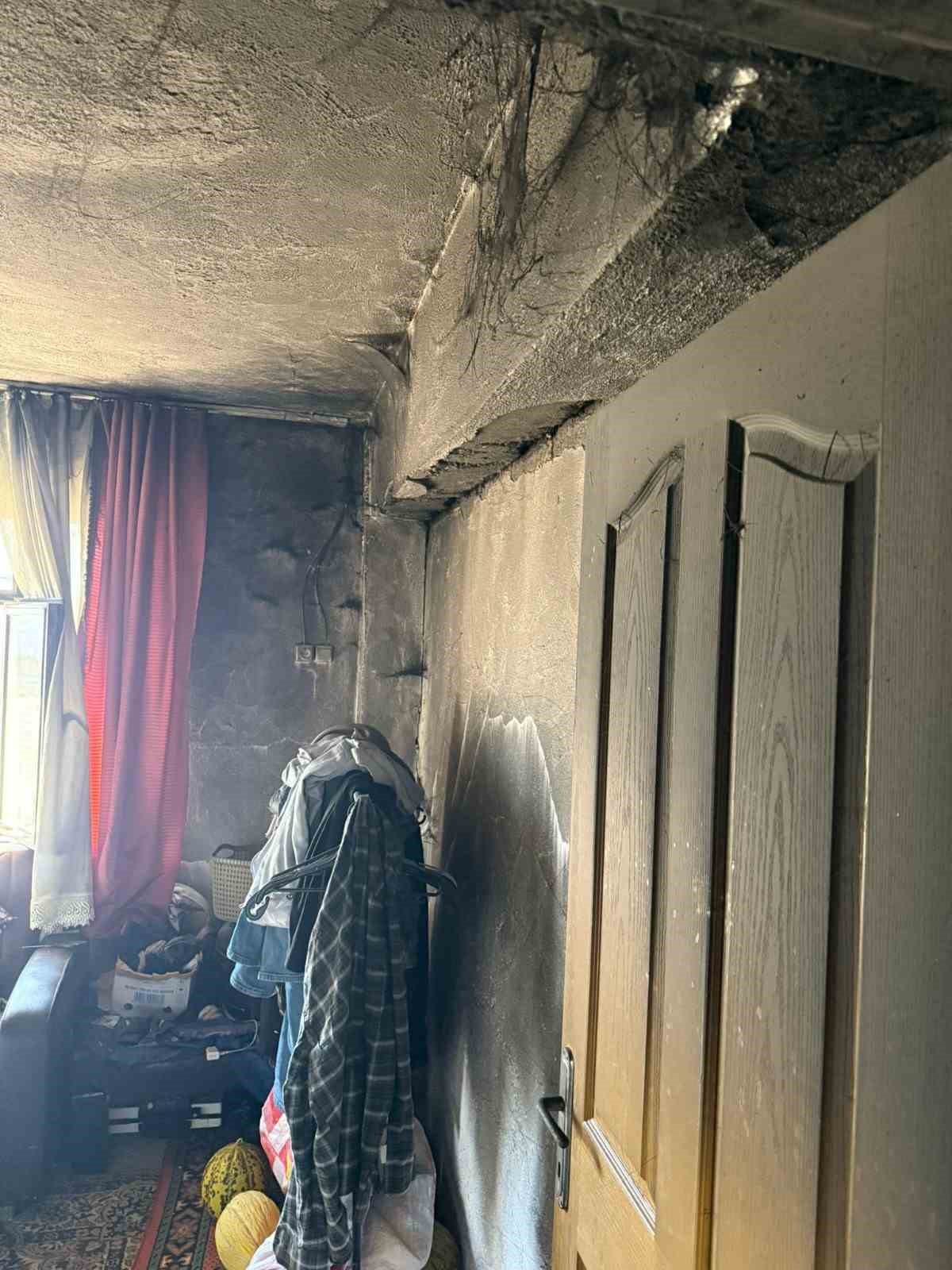 Sındırgı’da elektrik kontağından çıkan yangında ev küle döndü
