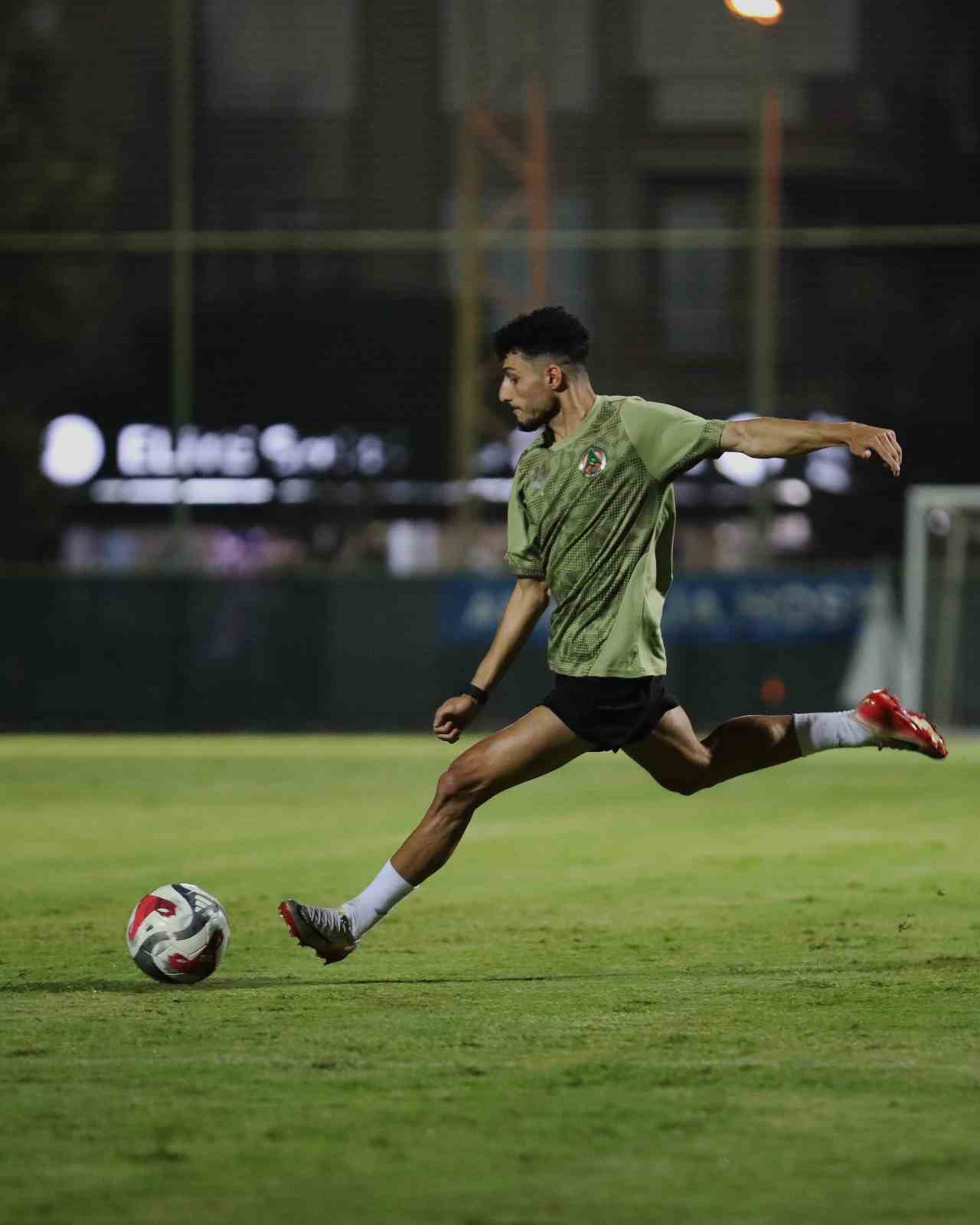 Alanyaspor, Galatasaray ma&ccedil;ı hazırlıklarını tamamladı
