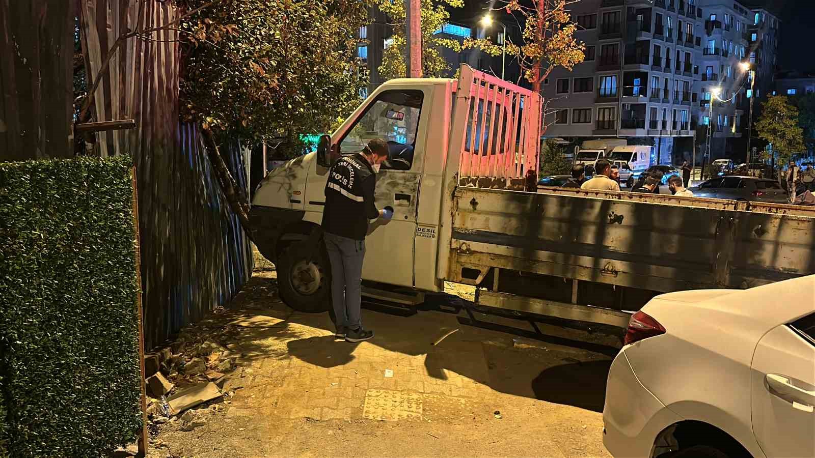 Sultanbeyli’de seyir halindeki araca silahlı saldırı: 1 ağır yaralı