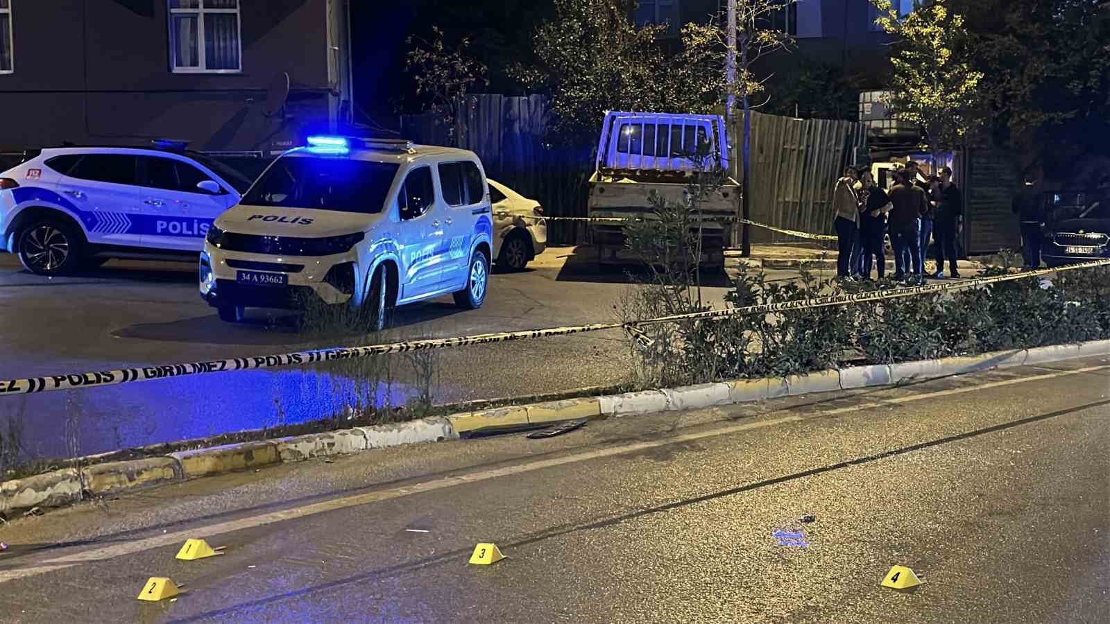 Sultanbeyli&rsquo;de seyir halindeki araca silahlı saldırı: 1 ağır yaralı
