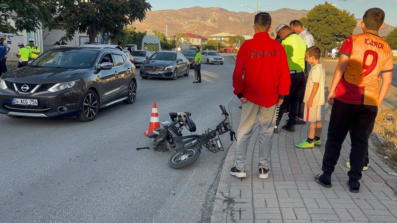 Panelvanın çarptığı elektrikli bisikletteki çocuk ağır yaralandı