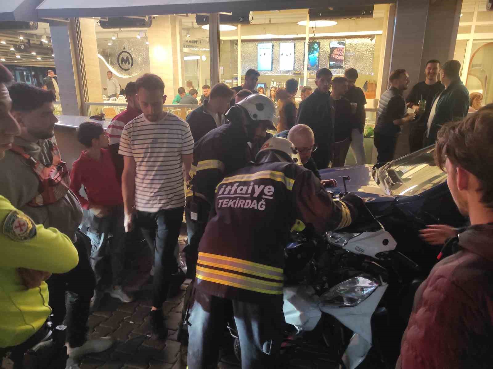 Tekirdağ&rsquo;da 3 otomobil ve 2 motosikletin &ccedil;arpıştığı kazada 2 kişi yaralandı
