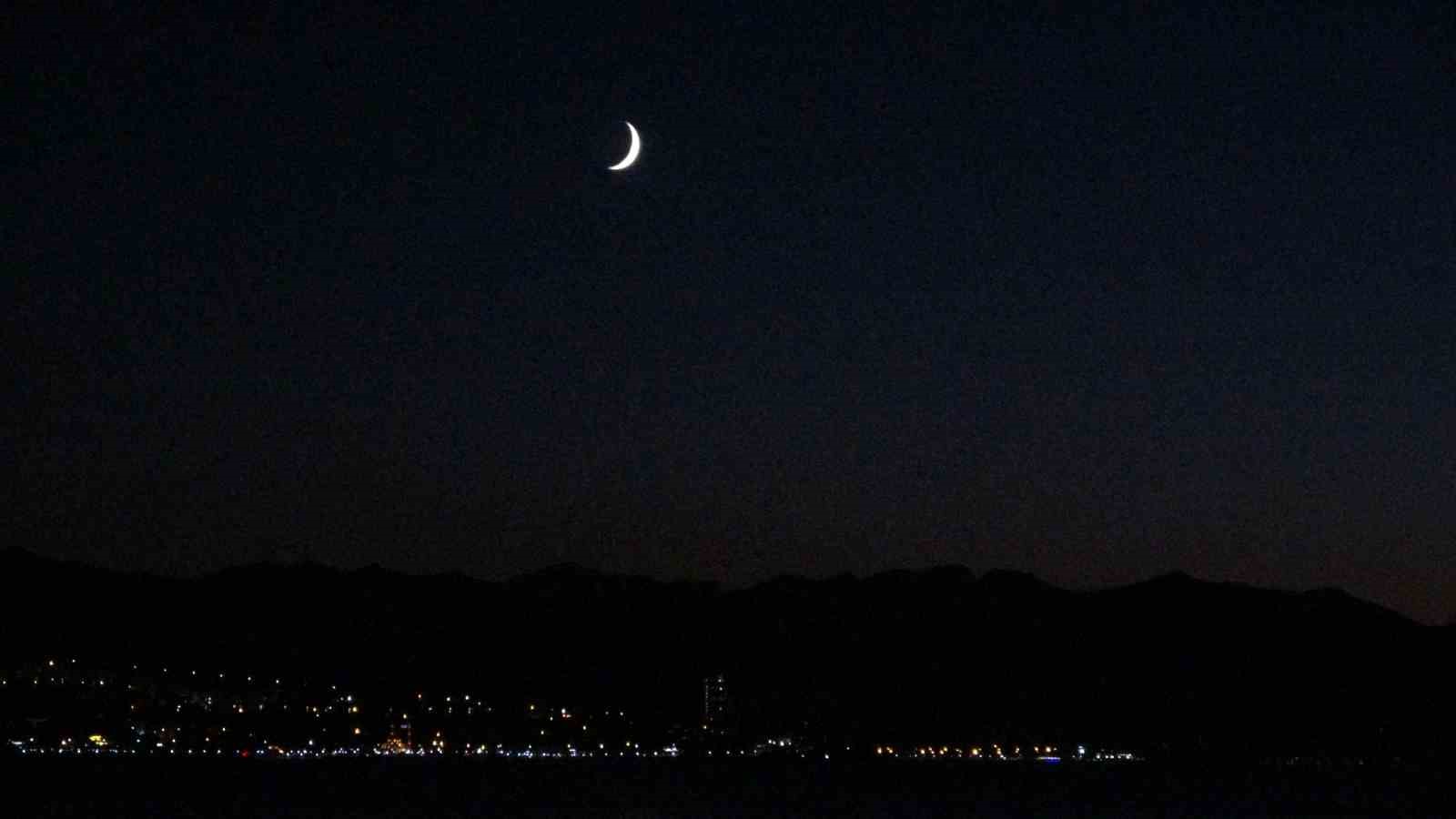 Hilal ay, Van semalarında g&ouml;z kamaştırdı
