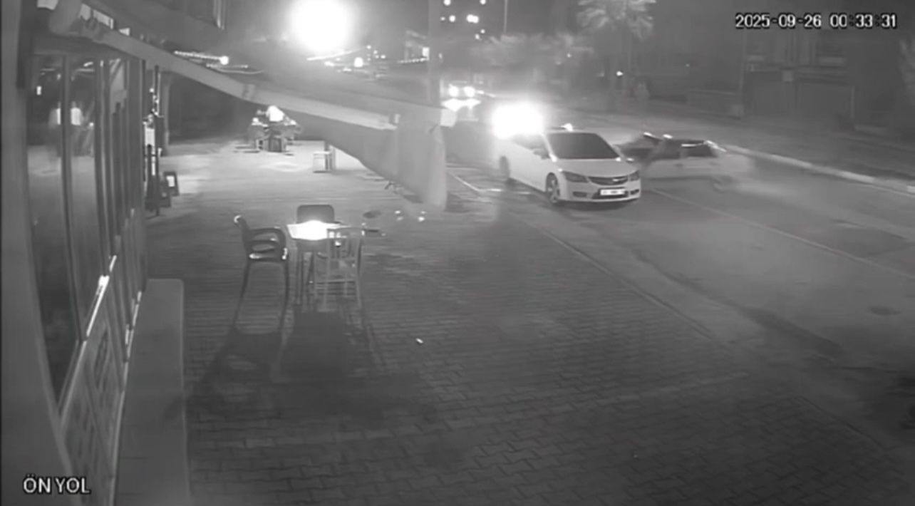Osmaniye’de 4 otomobilin karıştığı zincirleme kaza kamerada
