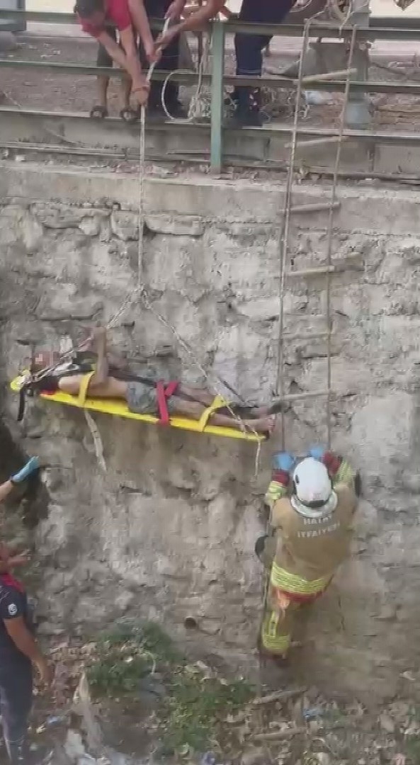 Sulama kanalına d&uuml;şen zihinsel engelli vatandaşı itfaiye kurtardı
