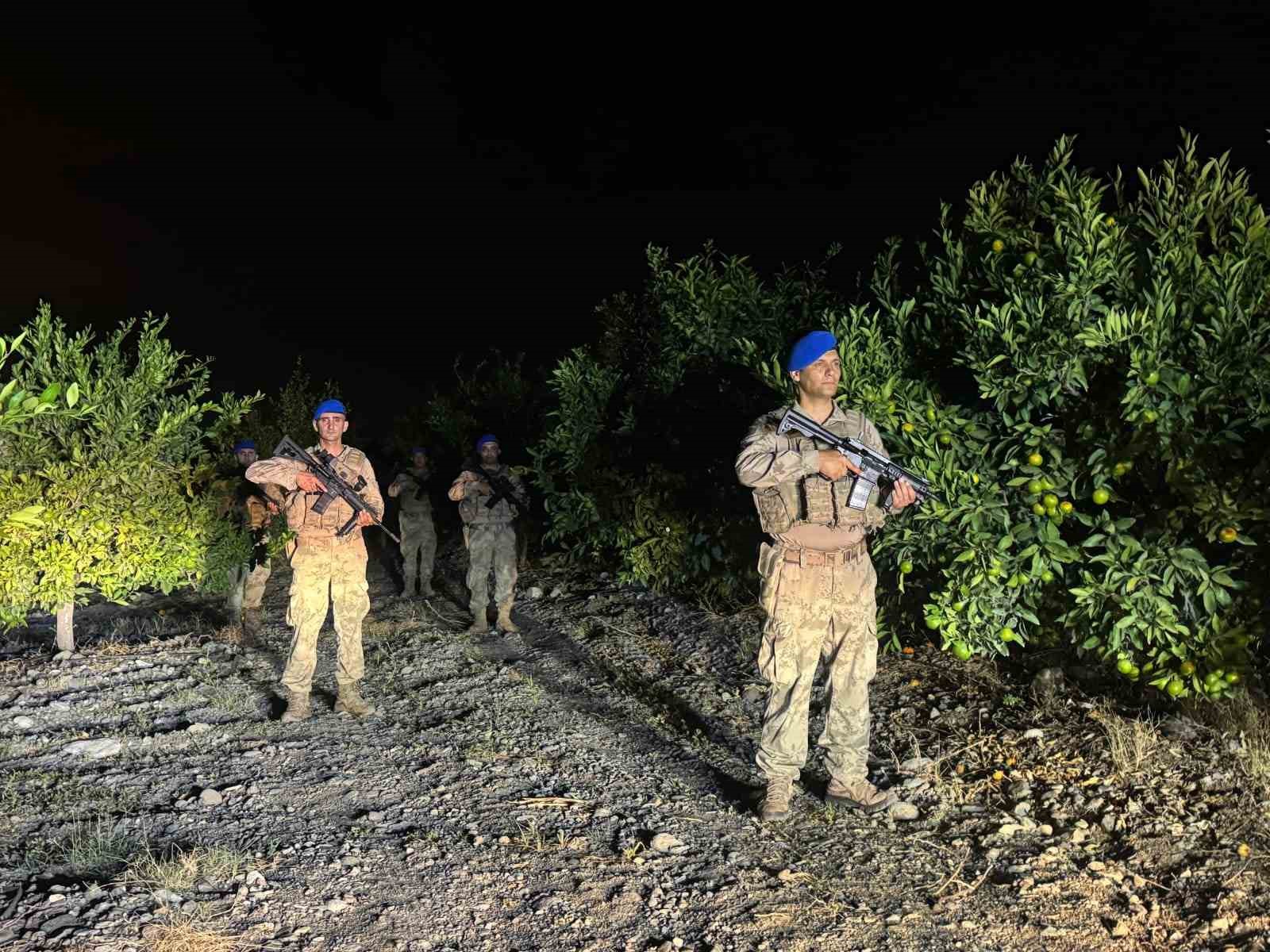 Jandarma ekipleri, narenciye hırsızlarına karşı devriyede