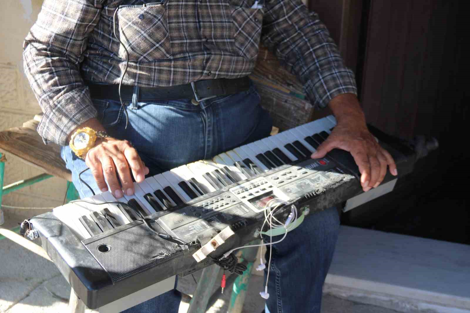 Hayatını adadığı orglarıyla her gün tek kişilik konser veriyor