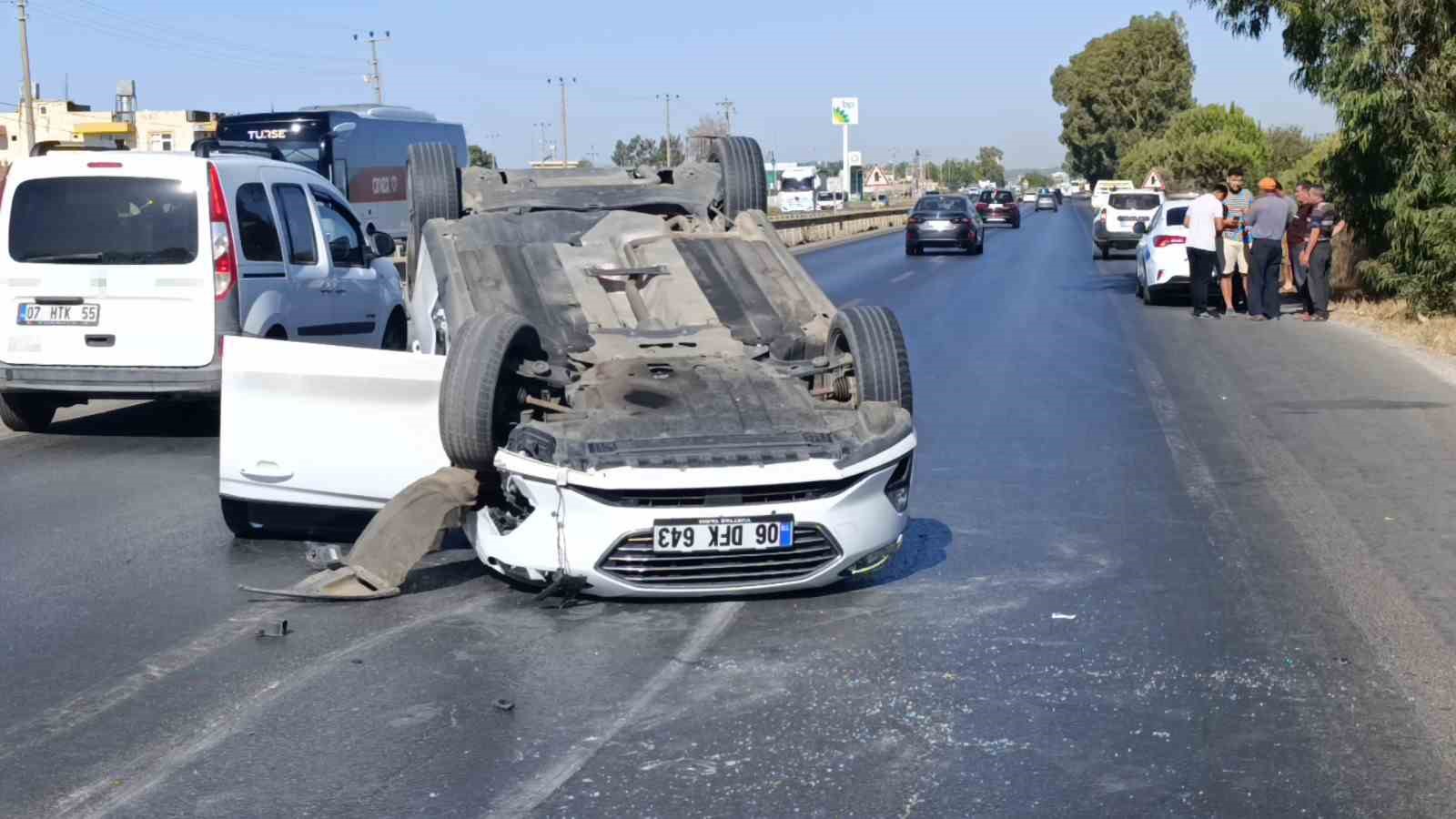 &Ouml;n&uuml;ndeki araca &ccedil;arpıp devrilen otomobilin s&uuml;r&uuml;c&uuml;s&uuml; yaralandı
