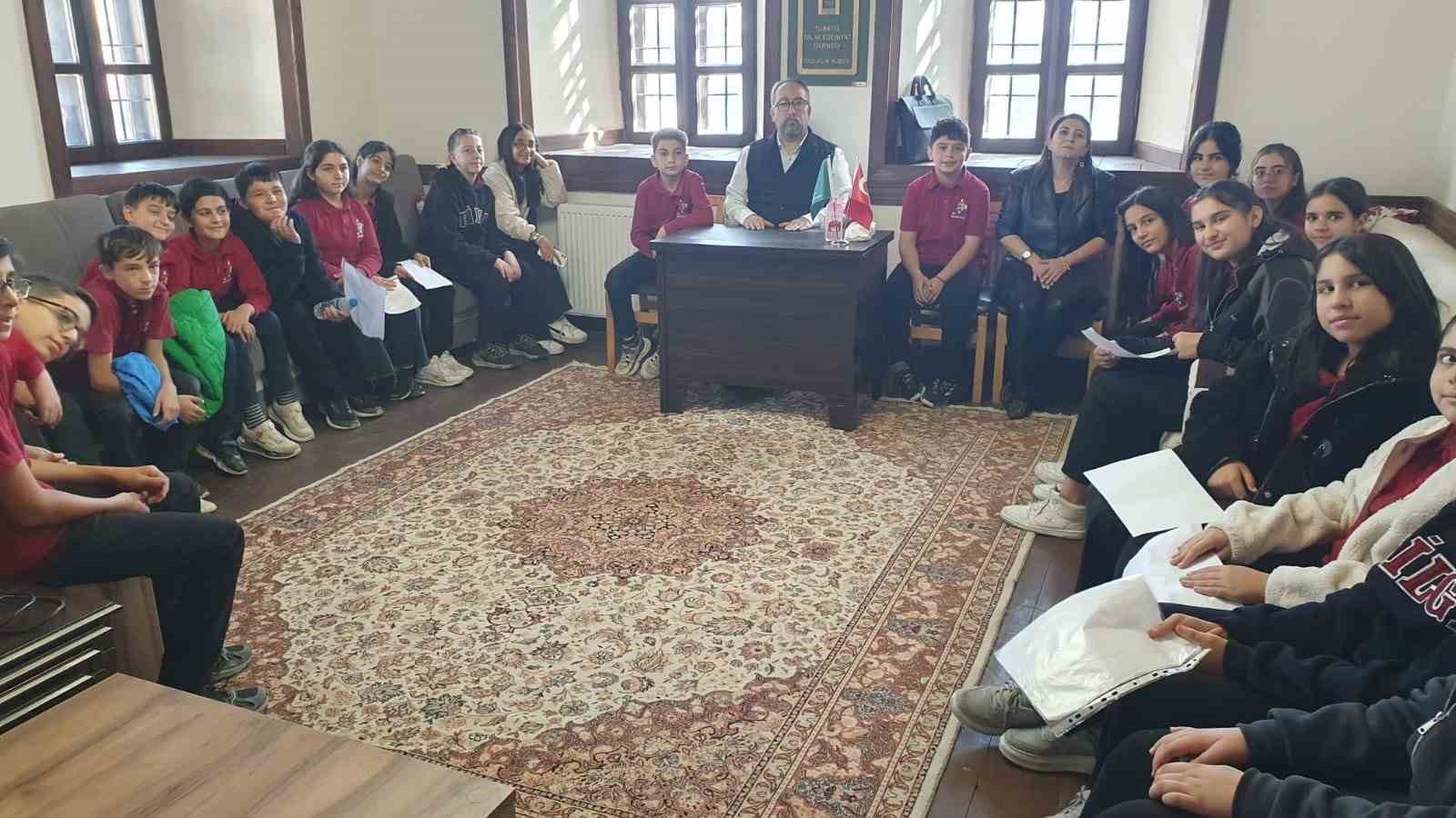 Öğrencilerden Türk Dil Bayramı kutlaması