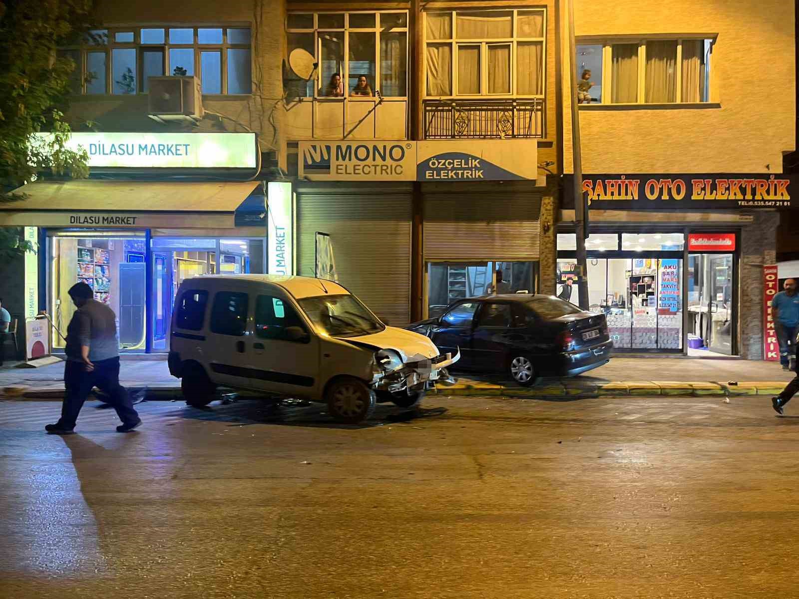 Eskişehir&rsquo;de &ccedil;arpışan ara&ccedil;lardan biri d&uuml;kkana girdi
