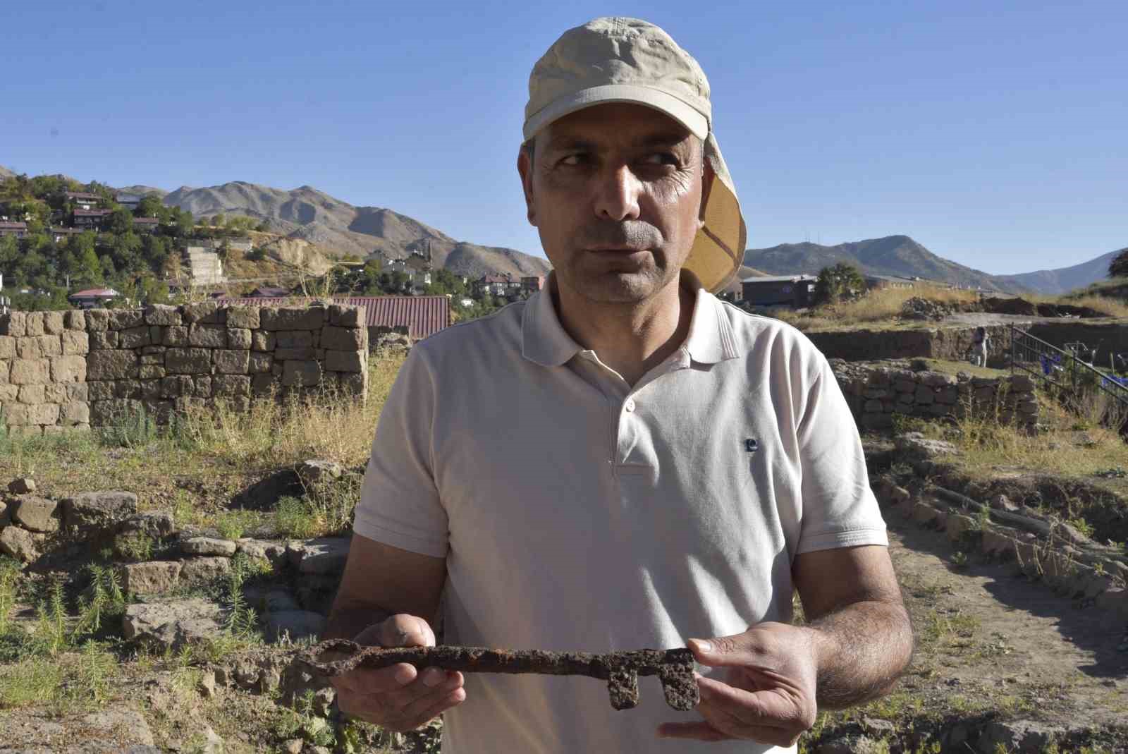 Bitlis Kalesi&rsquo;nin gizemli anahtarı g&uuml;n y&uuml;z&uuml;ne &ccedil;ıktı
