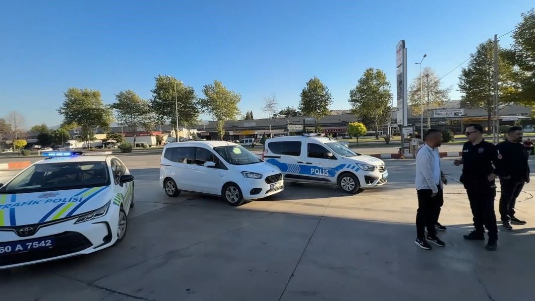 Dinlenme tesisinde kalp krizi geçiren yolcu hastanede hayatını kaybetti