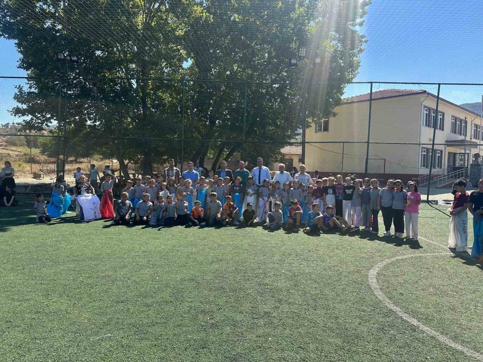 Okul bahçesi şenlik alanına döndü