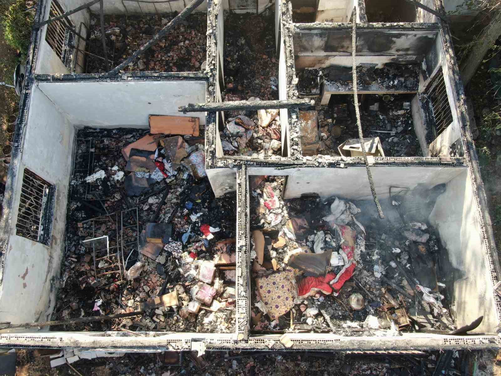 Evi küle döndü, çaresizlik içinde izledi: "Gözümün önünde 10 dakikada çöktü, televizyon izler gibi izledim"