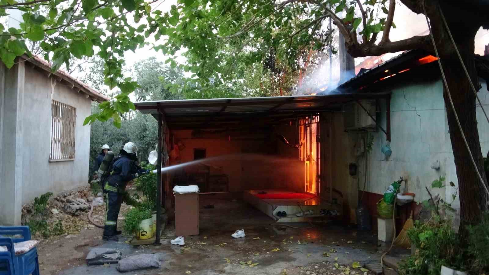 Evi k&uuml;le d&ouml;nd&uuml;, &ccedil;aresizlik i&ccedil;inde izledi: "G&ouml;z&uuml;m&uuml;n &ouml;n&uuml;nde 10 dakikada &ccedil;&ouml;kt&uuml;, televizyon izler gibi izledim"
