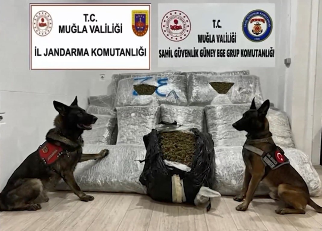 Muğla açıklarında dev uyuşturucu operasyonu: JİHA destekli takip sonucu 210 kilo skunk ele geçirildi