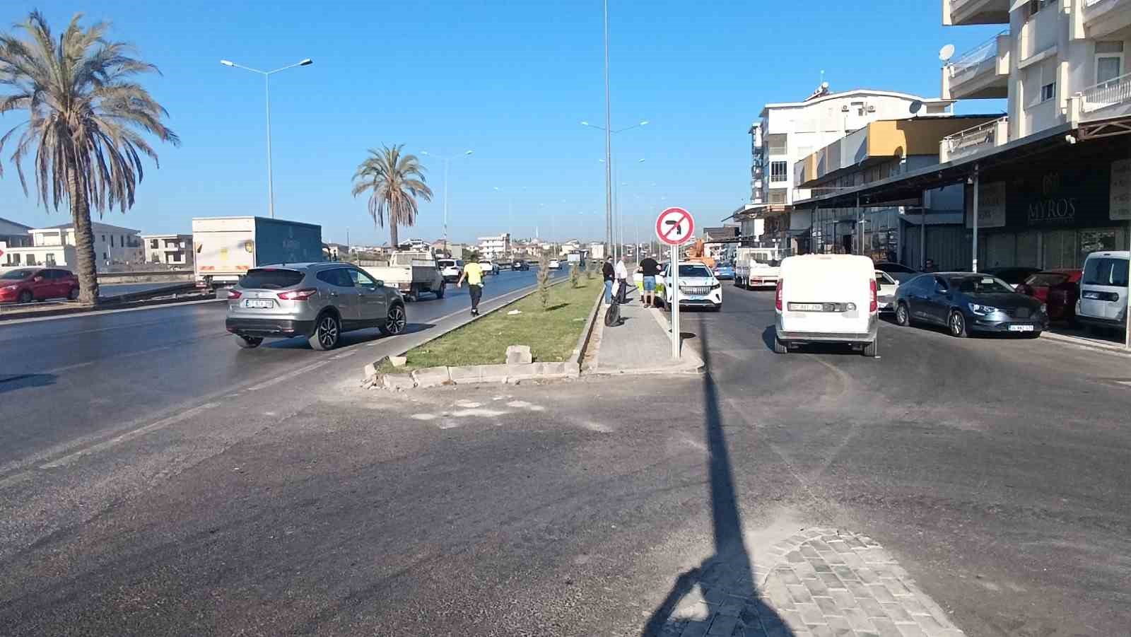 Kaza yapan motosikletlinin ara&ccedil; altında kalmaktan son anda kurtuluşu kamerada
