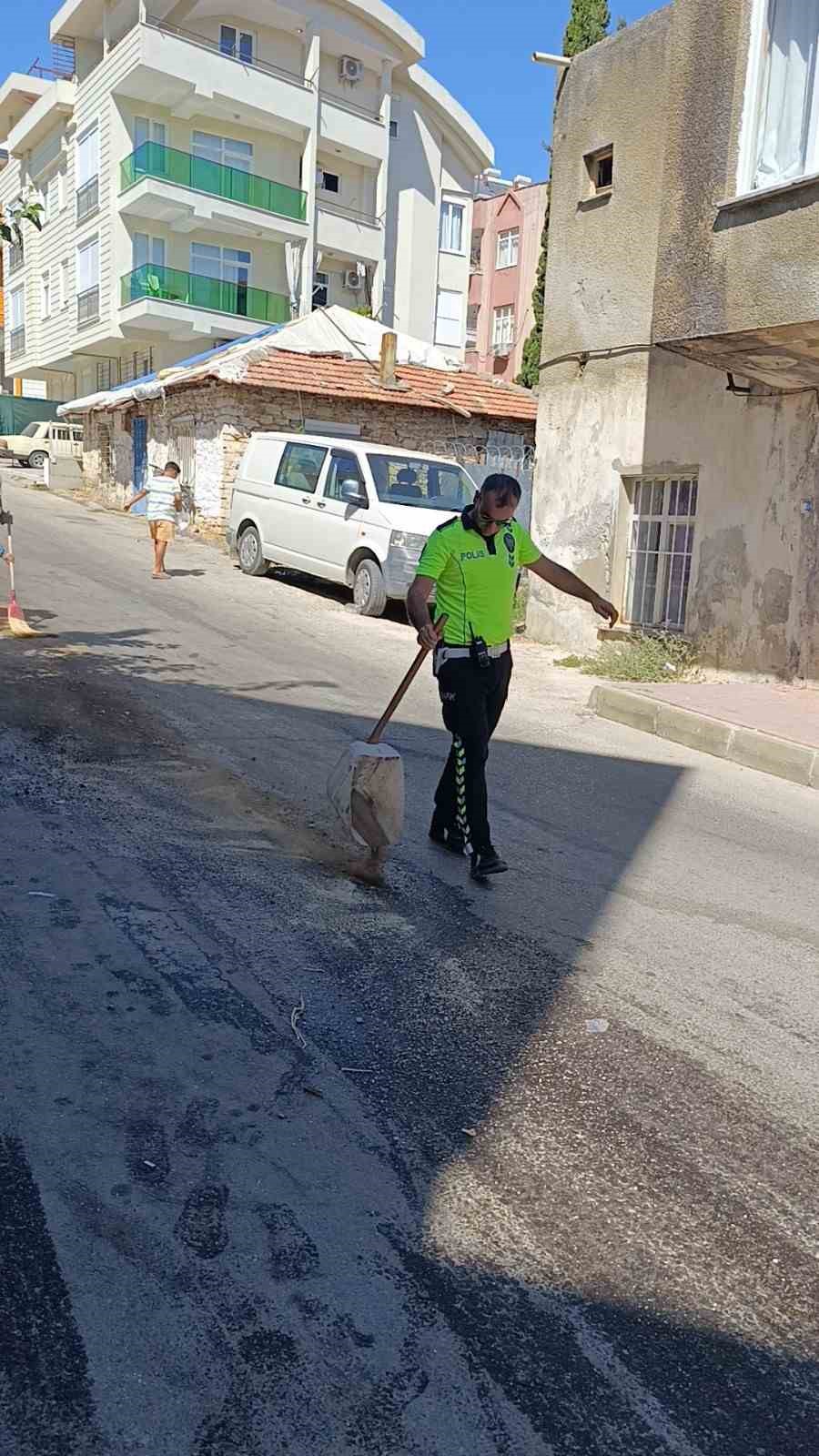 Yola d&ouml;k&uuml;len sıvı madde kaza yaptırdı: 1 yaralı
