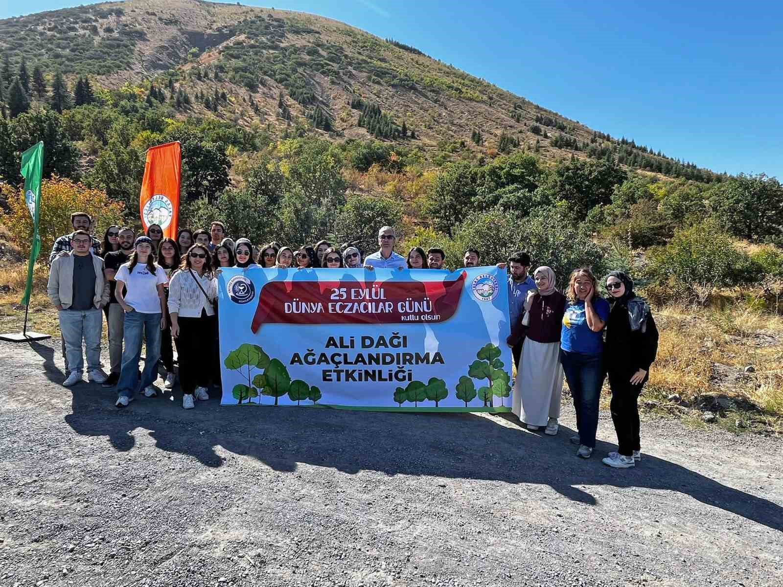 D&uuml;nya Eczacılar G&uuml;n&uuml;&rsquo;nde Ali Dağı&rsquo;na &rsquo;Yeşil Nefes&rsquo;
