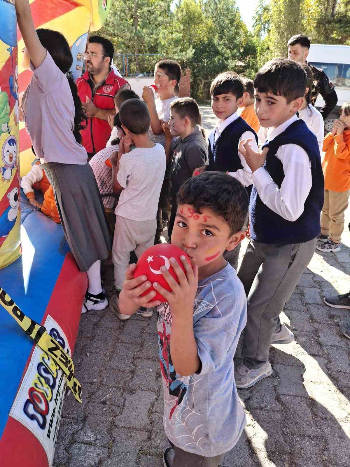 Çıldır’da ‘Merkezim Her Yerde’ projesi köy çocuklarıyla buluştu