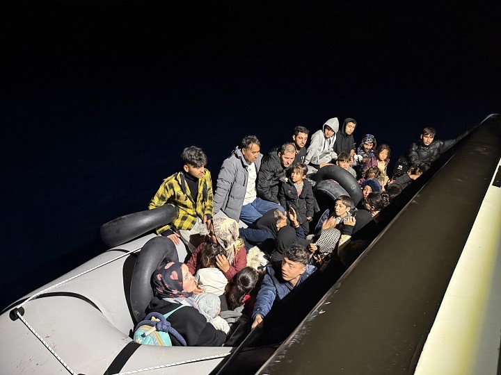 Bir lastik bota sığmışlar; 18’i çocuk 36 göçmen yakalandı