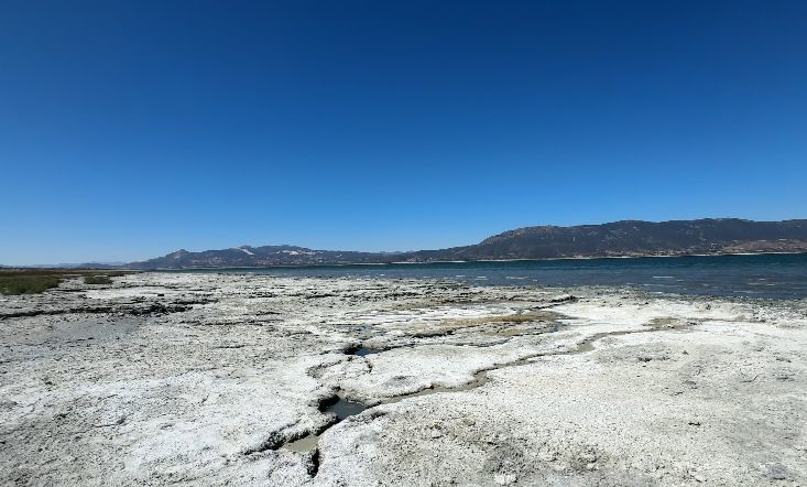 Burdur Gölü’nde balık tutmayı hayal ederken kuruyan gölde otlayan keçileri izliyor