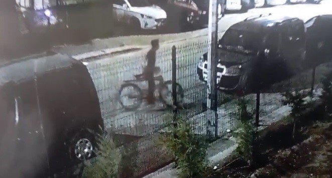 Çaldığı bisikletle kablo çalan zanlı kamerada