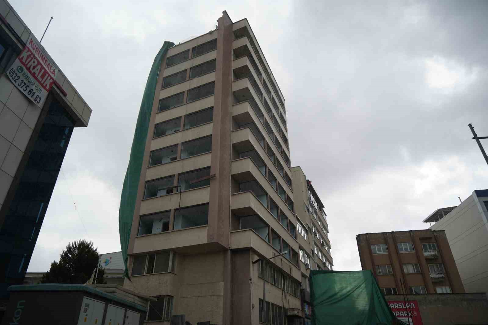 Deprem riski taşıyan eski yurt binasının yıkımına başlandı
